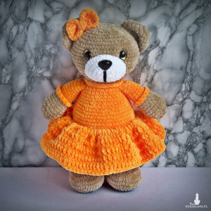 Szydełkowy miś 32cm w ciemnożółtej sukience (na zamówienie)