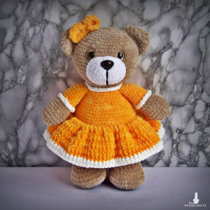 Szydełkowy miś 32cm w ciemnożółtej sukience (na zamówienie)