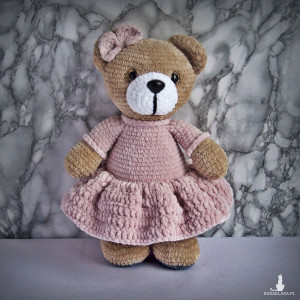 Szydełkowy miś 32cm w sukience pudrowy róż (na zamówienie)