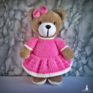 Szydełkowy miś 32cm w ciemnoróżowej sukience (na zamówienie)