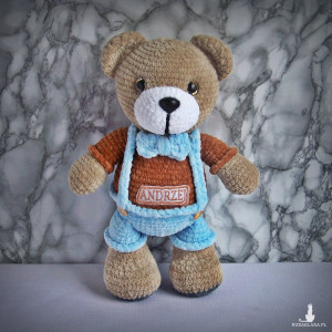 Szydełkowy miś Andrzej 32cm w niebieskich spodenkach (na zamówienie)