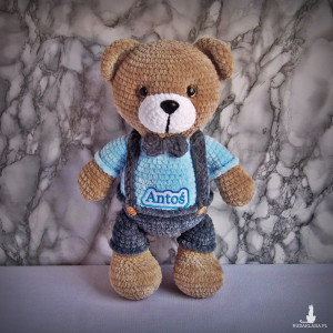 Szydełkowy miś Antoś 32cm w szarych spodenkach (na zamówienie)