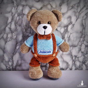 Szydełkowy miś Juleczek 32cm w brązowych spodenkach (na zamówienie)