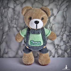 Szydełkowy miś Kewin 32cm w szarych spodenkach (na zamówienie)
