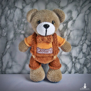 Szydełkowy miś Leonard 32cm w brązowych spodenkach (na zamówienie)