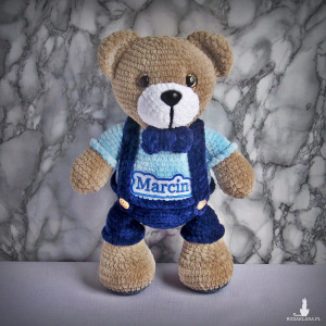 Szydełkowy miś Marcin 32cm w granatowych spodenkach (na zamówienie)
