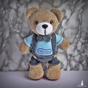 Szydełkowy miś Oliwier 32cm w szarych spodenkach (na zamówienie)