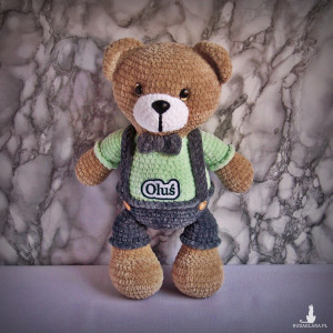 Szydełkowy miś Oluś 32cm w szarych spodenkach (na zamówienie)