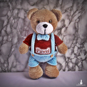 Szydełkowy miś Paweł 32cm w niebieskich spodenkach (na zamówienie)