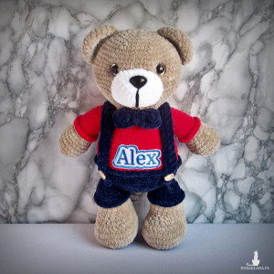 Szydełkowy miś Alex 32cm w granatowych spodenkach (na zamówienie)