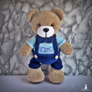 Szydełkowy miś Karol 32cm w granatowych spodenkach (na zamówienie)