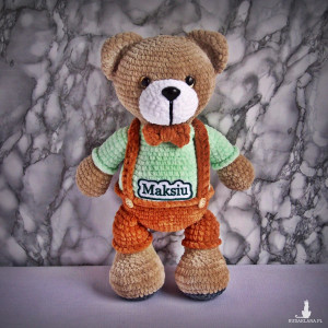 Szydełkowy miś Maksiu 32cm w brązowych spodenkach (na zamówienie)