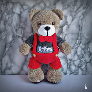 Szydełkowy miś Oskar 32cm w czerwonych spodenkach (na zamówienie)