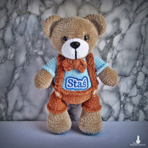 Szydełkowy miś Staś 32cm w brązowych spodenkach (na zamówienie)