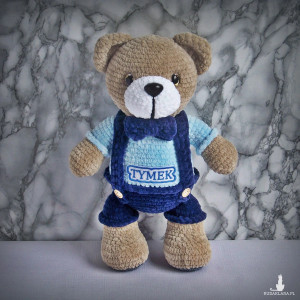 Szydełkowy miś Tymek 32cm w granatowych spodenkach (na zamówienie)