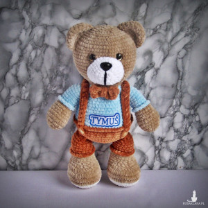 Szydełkowy miś Tymuś 32cm w brązowych spodenkach (na zamówienie)