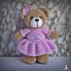 Szydełkowy miś Ania 32cm z datą urodzin w jasnofioletowej sukience (na zamówienie)