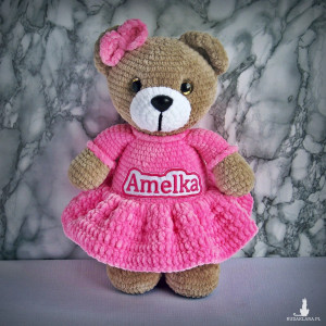 Szydełkowy miś Amelka 32cm w ciemnoróżowej sukience (na zamówienie)