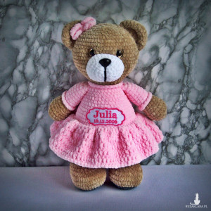Szydełkowy miś Julia 32cm z datą urodzin w jasnoróżowej sukience (na zamówienie)