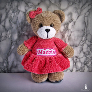 Szydełkowy miś Madzia 32cm w amarantowej sukience (na zamówienie)