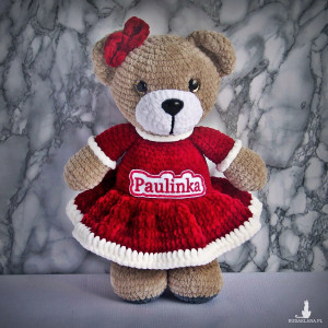 Szydełkowy miś Paulinka 32cm w czerwonej sukience (na zamówienie)