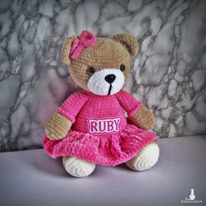 Szydełkowy miś Ruby 32cm w ciemnoróżowej sukience (na zamówienie)