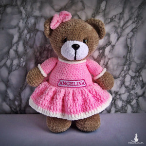 Szydełkowy miś Angelina 32cm w różowej sukience (na zamówienie)