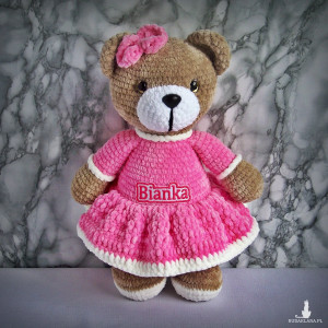 Szydełkowy miś Bianka 32cm w ciemnoróżowej sukience (na zamówienie)