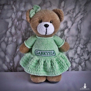 Szydełkowy miś Gabrysia 32cm w pistacjowej sukience (na zamówienie)