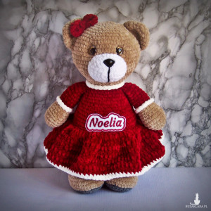 Szydełkowy miś Noelia 32cm w bordowej sukience (na zamówienie)