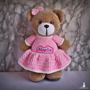 Szydełkowy miś Noelia 32cm w jasnoróżowej sukience (na zamówienie)