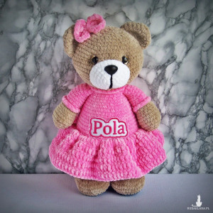 Szydełkowy miś Pola 32cm w ciemnoróżowej sukience (na zamówienie)