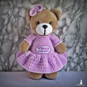 Szydełkowy miś Wiktoria 32cm z datą urodzin w jasnofioletowej sukience (na zamówienie)