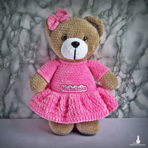 Szydełkowy miś Michalinka 32cm w ciemnoróżowej sukience (na zamówienie)