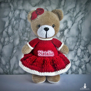 Szydełkowy miś Natalia 32cm w bordowej sukience (na zamówienie)