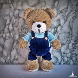 Szydełkowy miś 32cm w granatowych spodniach ogrodniczkach (na zamówienie)