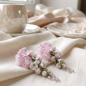 Długie, pudrowe kolczyki z kwiatuszkiami