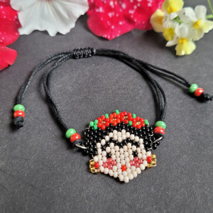 Bransoletka na sznurku Frida wianek czerwony kwiaty tkana z koralików