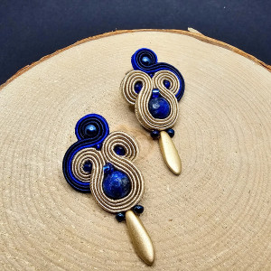 Beżowo-granatowe kolczyki sutasz sztyfty z jadeitem