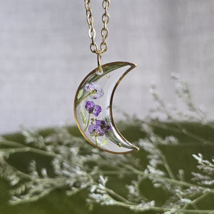 złota zawieszka złoty wisiorek naszyjnik żywica z żywicy kwiaty z kwiatami księżyc kwiaty żywica smagliczka