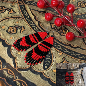 Pilar - Etno kolczyki z  koralików, czerwono-czarne z frędzlami – rękodzieło