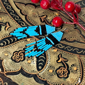Pilar - Etno kolczyki z koralików niebiesko-czarne z frędzlami – rękodzieło handmade