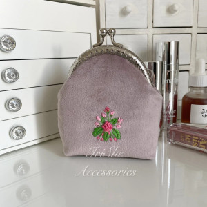 Portmonetka damska welurowa “Różyczki” haftowana ręcznie