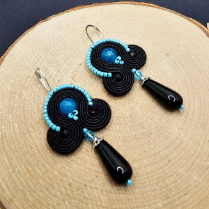 Czarno-turkusowe wiszące kolczyki sutasz