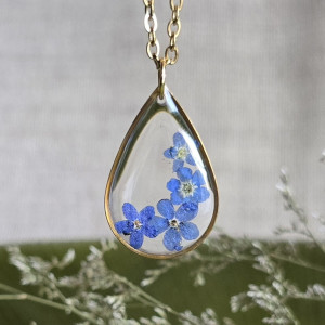 Złota zawieszka złoty wisiorek kwiat naszyjnik żywica z żywicy kwiaty łezka łza niezapominajka niezapominajki
