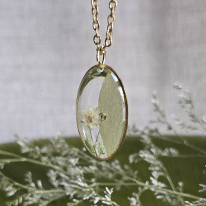 Złota zawieszka z gipsówką