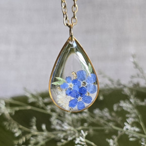 Złota zawieszka złoty wisiorek kwiat naszyjnik żywica z żywicy kwiaty łezka łza niezapominajka niezapominajki