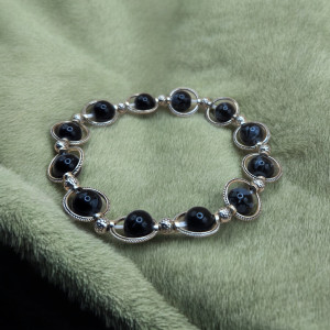 Stylowa bransoletka z czarnymi koralikami i srebrnymi elementami