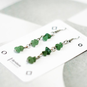 Wiszące kolczyki z zielonymi kamyczkami