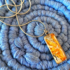 NASZYJNIK HANDMADE ZE SŁONECZNIKIEM – NATURALNA ENERGIA ZAMKNIĘTA W BIŻUTERII